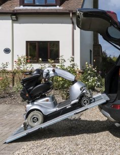 La rampe pliante est l’outil idéal pour mettre votre scooter handicapé PMR et senior dans votre véhicule
