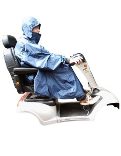 Homme avec poncho sur scooter électrique pour personne handicapée, PMR senior et à mobilité réduite
