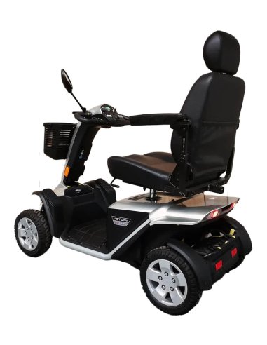 Scooter électrique PMR Pride XL140 et XL 140S en argent, vue d'arrière en biais gauche