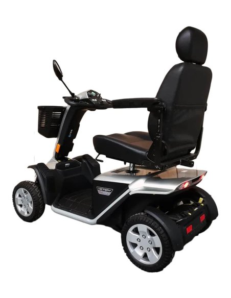 Scooter électrique PMR Pride XL140 et XL 140S en argent, vue d'arrière en biais gauche