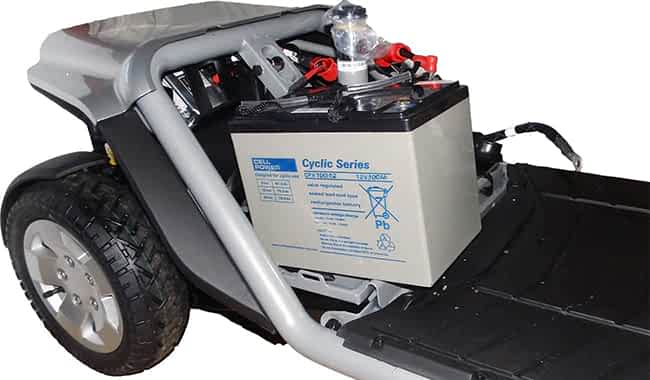 Scooter PMR avec la batterie Cellpower CPX 100 Ah partiellement retirée et le faisceau principal déconnecté