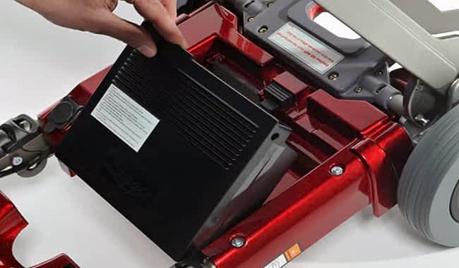 La batterie Luggie est retirée du scooter avec trois doigts